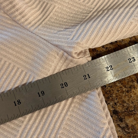 NWOT Women’s Beige Zip- Up Sweater Size Medium Textured Long Sleeves Polyester - Picture 7 of 9